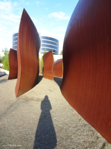 I walked around Seattle to one of the interesting sculptures shaped like a waved wall at Olympic Sculpture Park.