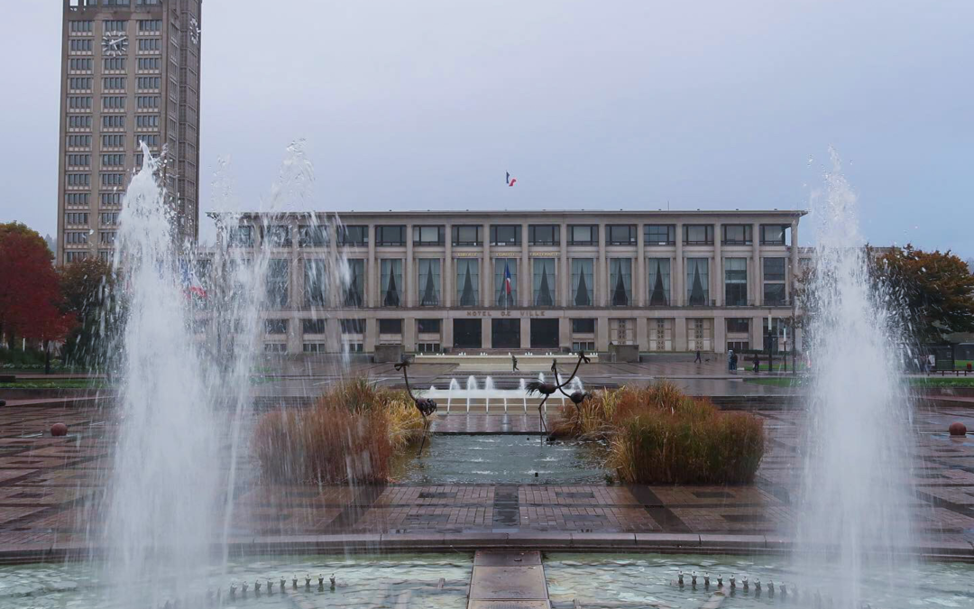 The front entrance and fountains of Place de l’Hôtel-de-Ville in Le Havre, France.