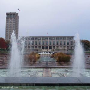 The front entrance and fountains of Place de l’Hôtel-de-Ville in Le Havre, France.